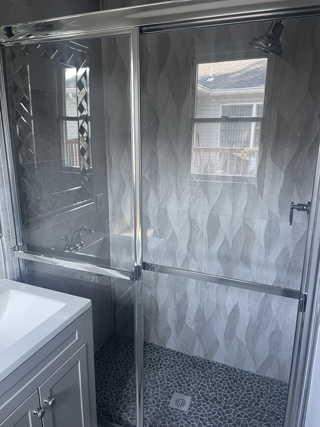 Master Bath - 246 Lee St Unit 1