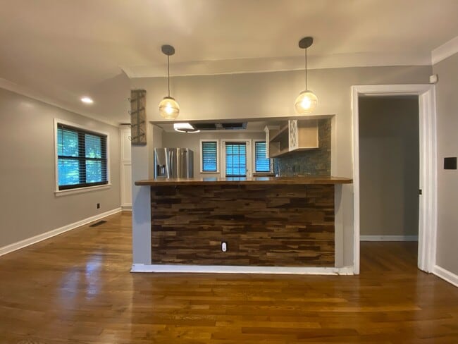 Kitchen Bar - 3483 Napoleon St