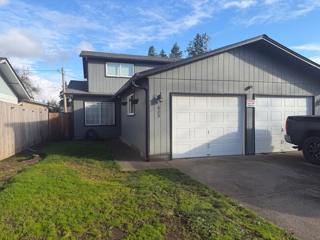 Building Photo - Updated 2 bedroom 1.5 bath duplex in Thurston!