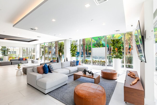 Avery Dania Pointe East