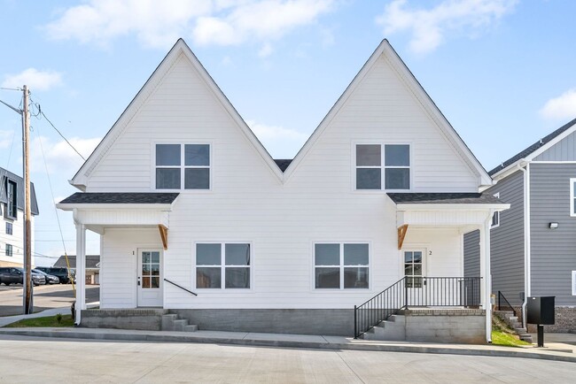 Building Photo - 2 Bedroom Townhome For Rent in Historic Downtown Clarksville!