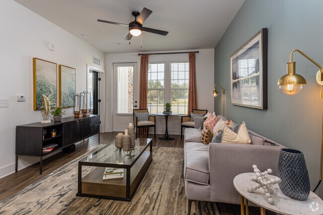 1BR, 1.5BA - 867SF