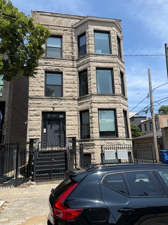 Building Photo - 2312 W Dickens Ave
