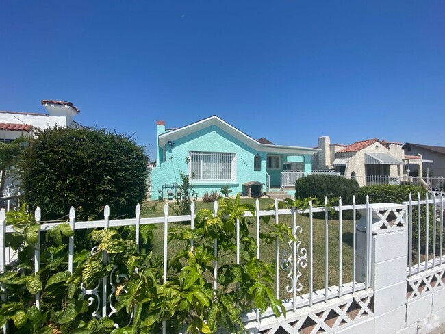 Building Photo - Spacious & Bright 3 bedroom/ 2 bathrooms f... Rental