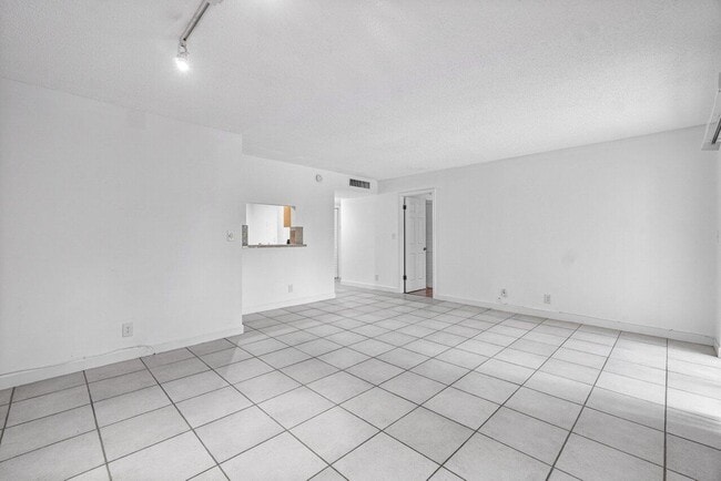 Photo - 450 NW 20th St Unidad 2080