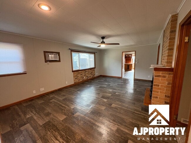 Photo - 213 W 39th St