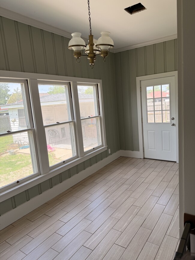 Photo - 110 S Saint John St