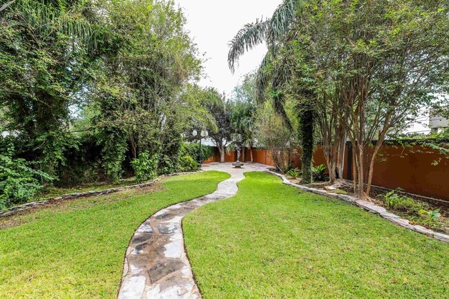 Photo - 503 W Avon Ct