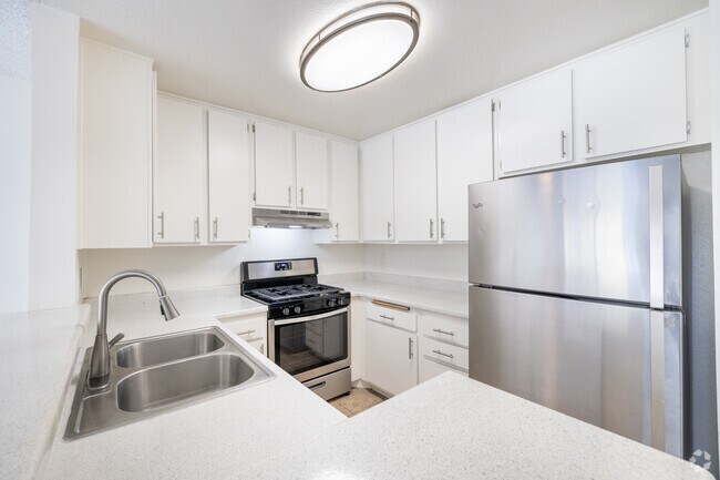 1BR, 1BA - 850SF - Kitchen - Nelk Manor
