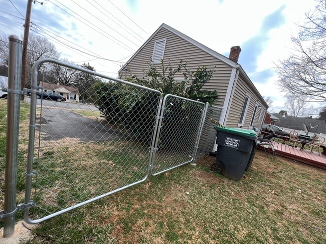 Photo - 1033 Saint Clair Ave