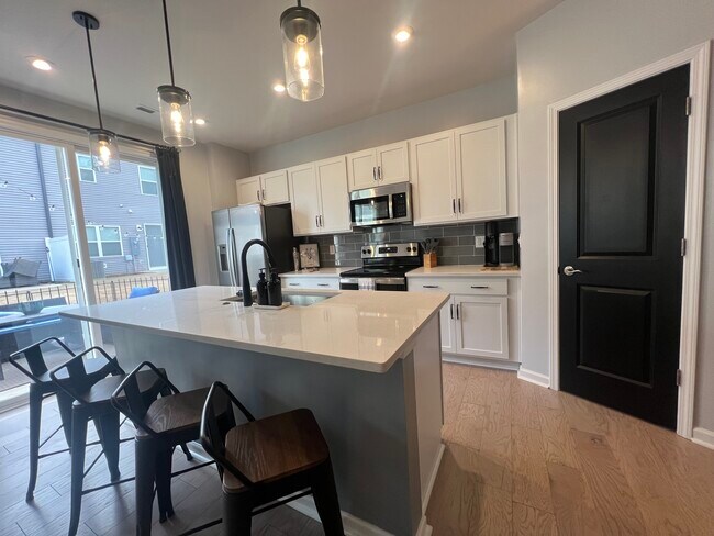 Photo - 7002 Fairmile Run