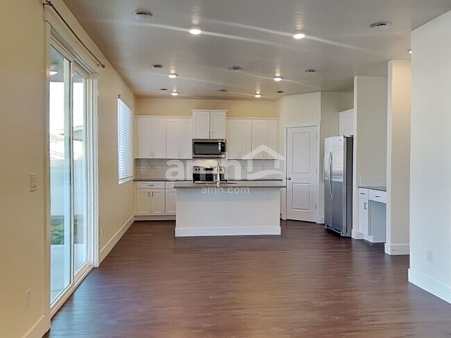 Photo - 1372 E Ludlow Dr