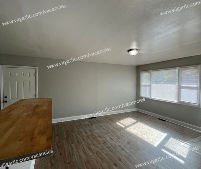 Photo - 3 spacious bedrooms, 1 updated bathroom ho...