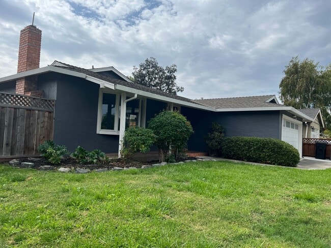 Building Photo - 3 bed/2 bath Jose Home Near HW 85 at Almad...