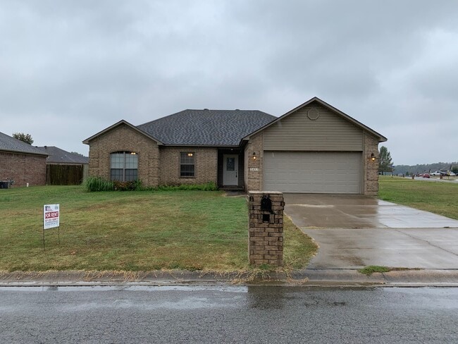 Building Photo - 2413 Versailles Dr