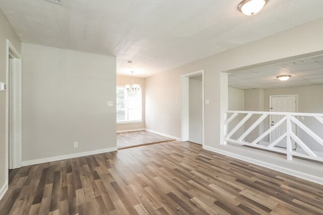 Photo - 6511 Burgundy Rd S