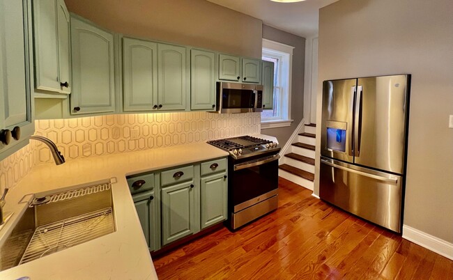 Kitchen with Granite Countertops and Stainless Appliances - 5818 De Giverville Ave Casa