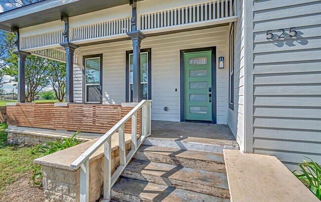 Photo - Beautiful 3 bedroom / 3 bath house available now!