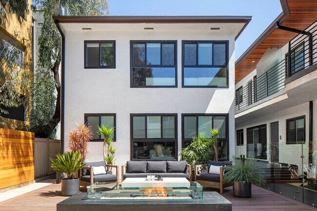 Jardín - 1267 N Laurel Ave