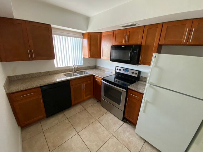 Photo - 7610 SW 82nd St Apartamentos Unidad G220