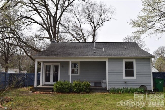 Photo - Cute Cottage - FENCED BACKYARD