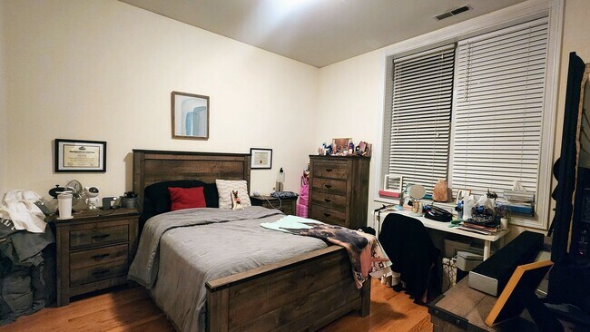 Photo - 918 W Belmont Ave Unit 208