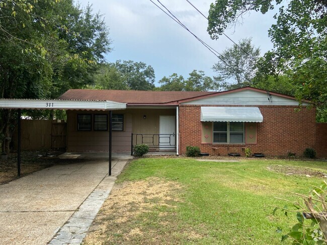 Building Photo - **AVAILABLE NOW**4 Bedroom / 1 Bathroom Ho... Rental