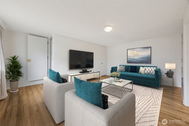 Photo - 831 E 56th St