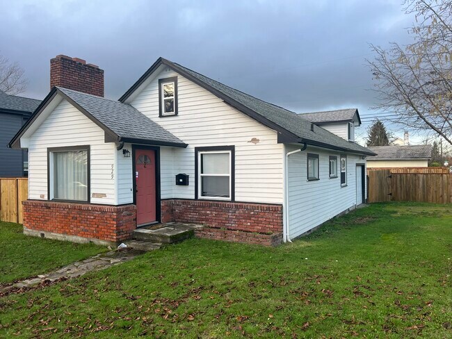 Building Photo - 929 E 57th St