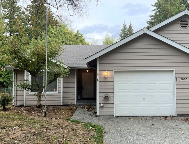 Building Photo - Single Story 2 Bdrm Duplex - Near Lake Goo... Rental