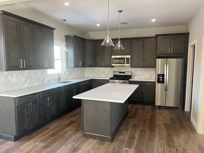 Building Photo - 431 Broad St Unit Second Floor -2