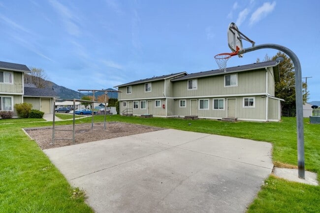 Photo - 402 S 5th St E