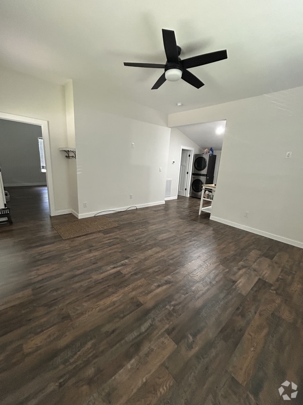 Building Photo - 25 E 5th St Rental