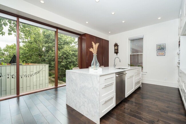 Photo - 1730 N Franklin Pl