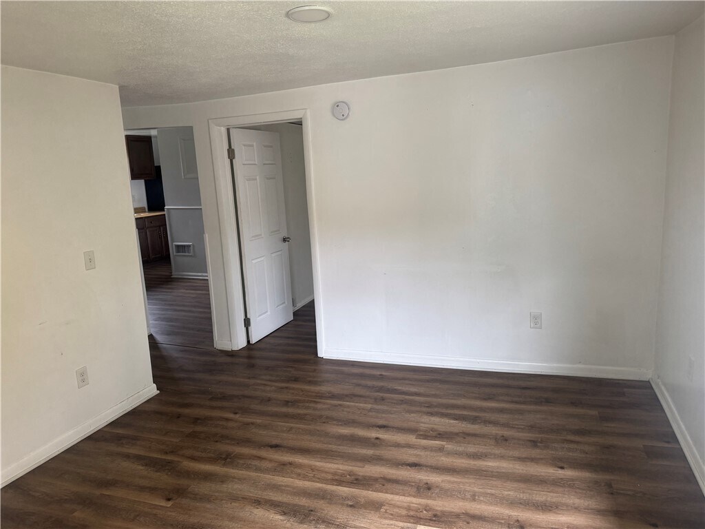 Photo - 8573 Main St