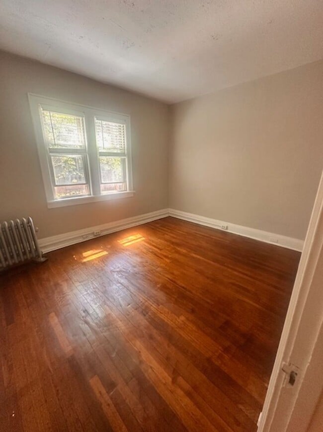 Hessler Place - 5 minute walk to CWRU