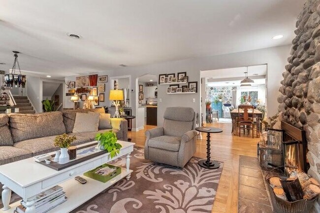 Photo - 1069 Sauganash Dr