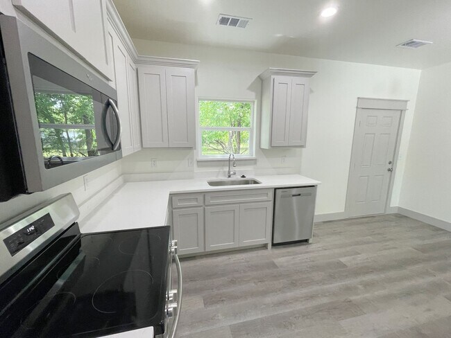 Photo - Brand new/close to hospital and college/Mi...