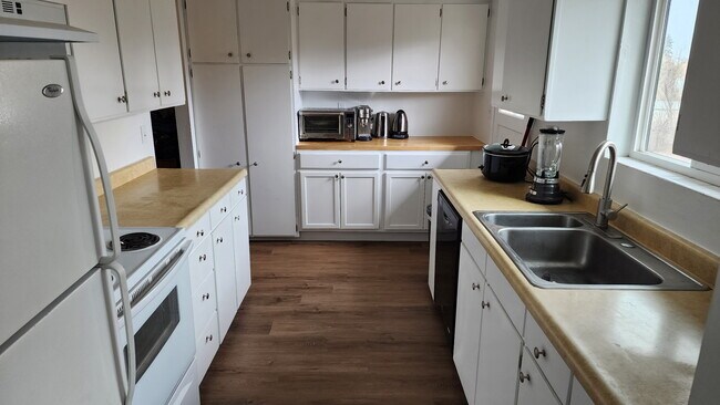 Photo - 301 Cedar St