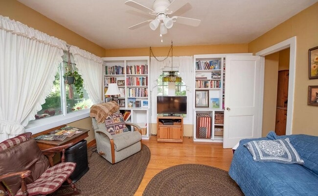 Photo - 2 bedroom House On Campus (Available for 3 People)