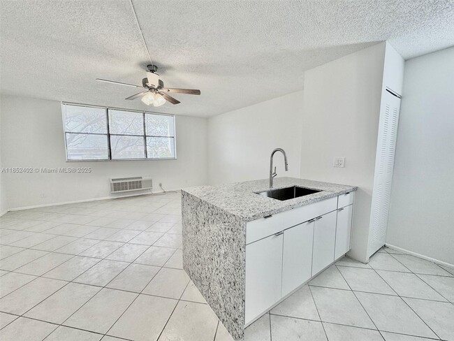 Building Photo - 2401 Riverside Dr Unit 512-B Rental