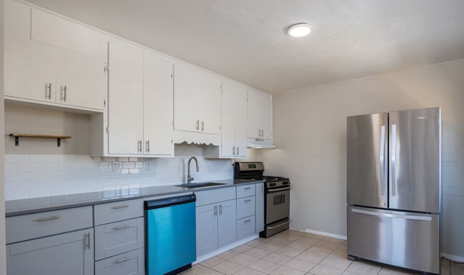 Building Photo - 710 W 12th St Unit #2 Rental
