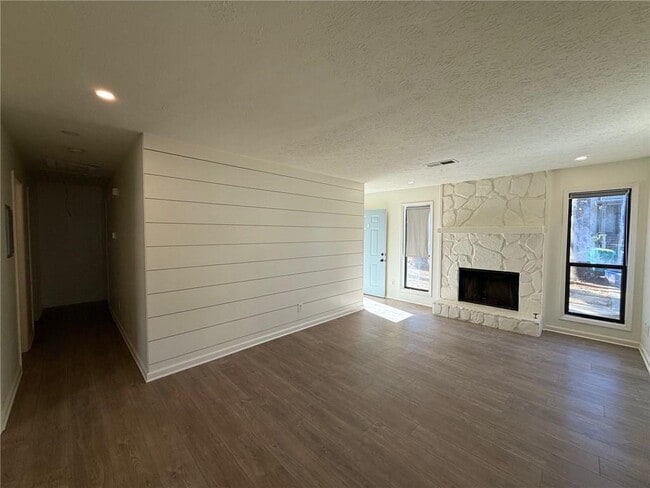 Photo - 1601 Walker St SE