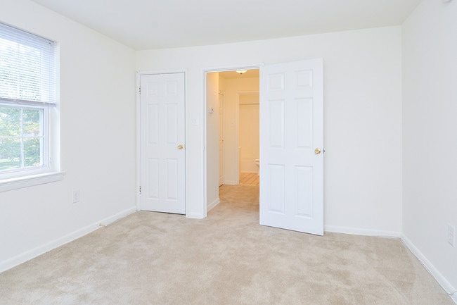 Sample Bedroom - Knollwood Apartments