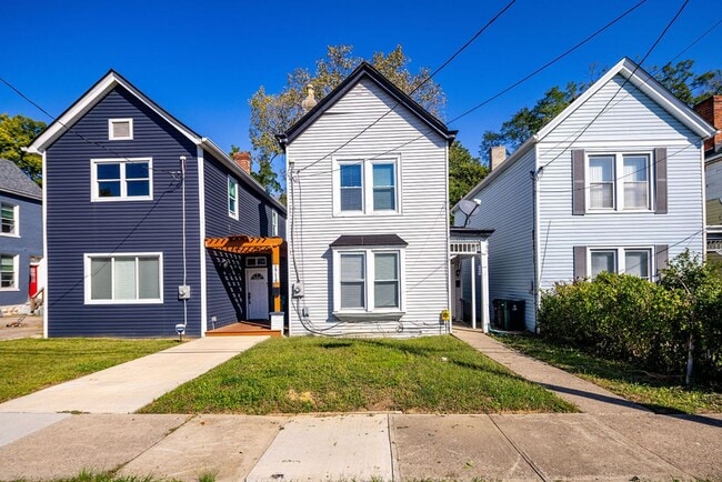 Building Photo - Renovated Home with 1st floor Study or Add...