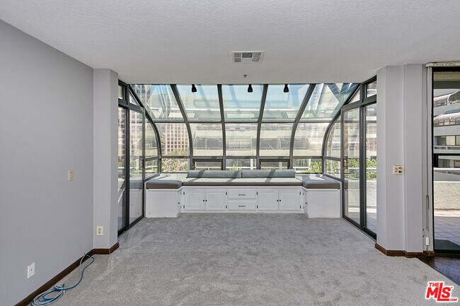 Photo - 880 W 1st St