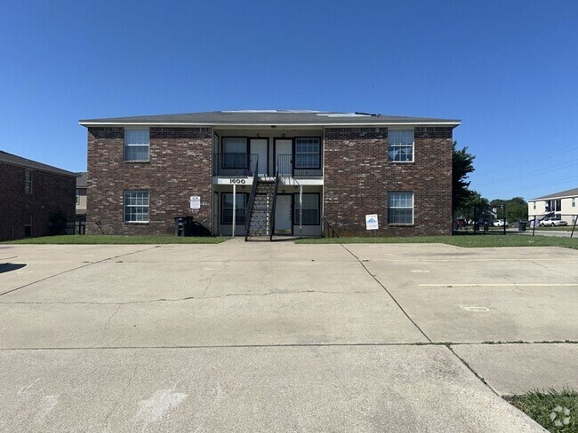 Building Photo - 1600 Dugger Cir Unit 1600 Dugger Cr  A Rental
