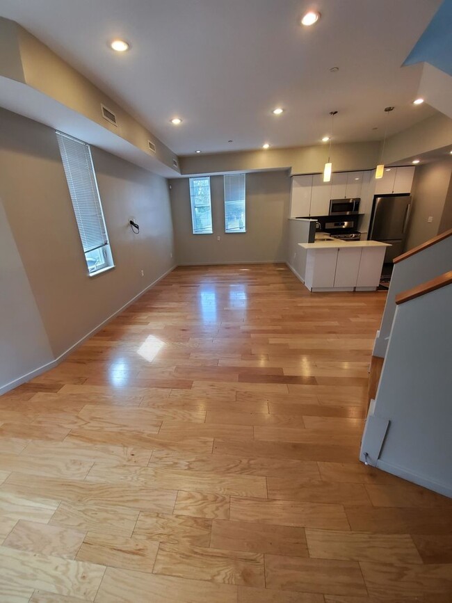 HOT ALLSTON LISTING!!!! - HOT ALLSTON LISTING!!!! Townhome