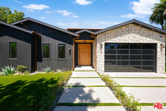 Building Photo - 13463 Chandler Blvd Rental