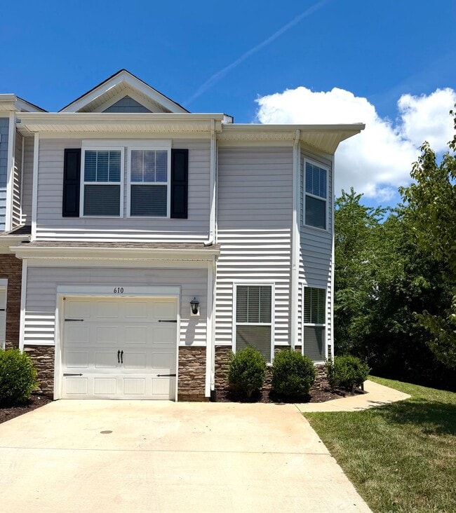 Building Photo - Spacious 3 Bedroom/ 2 Bath townhouse for rent in Fountain Park, convenient Asheville location